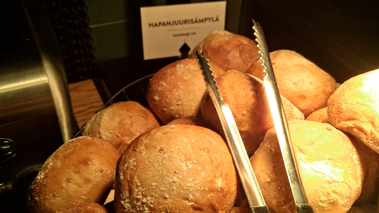 Hapanjuurisämpylöitä aamiaisbuffetissa