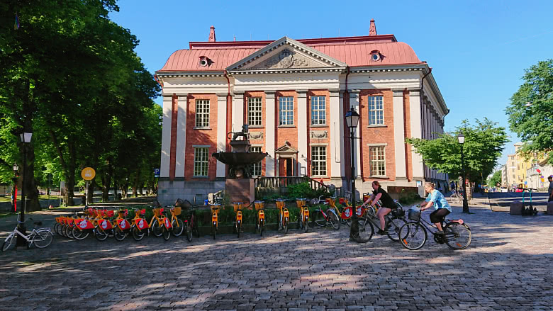 Polkupyöriä pääkirjaston edessä