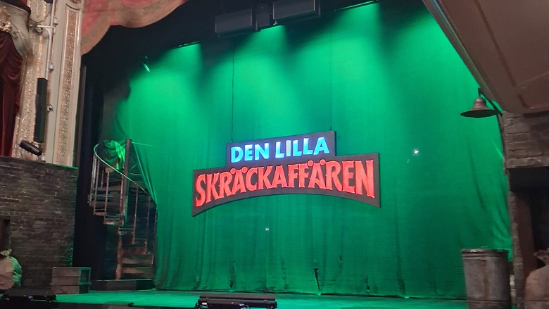 Den lilla skräckaffären -esityksen esirippu Åbo Svenska Teaterissa