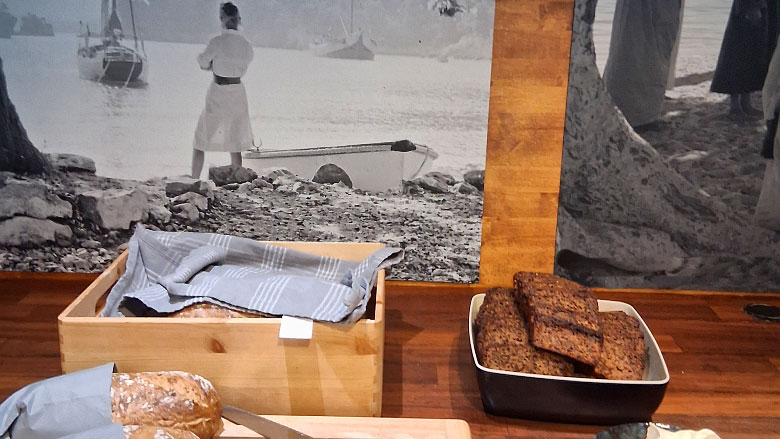 Leipäpöydän taustakuvana saaristolaismaisemaa