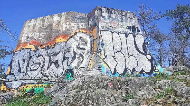 Graffiteja bunkkerien kyljessä Itäharjulla