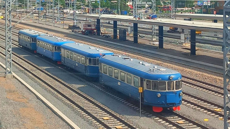 Lättähattu-juna Logomon ratapiha-alueella