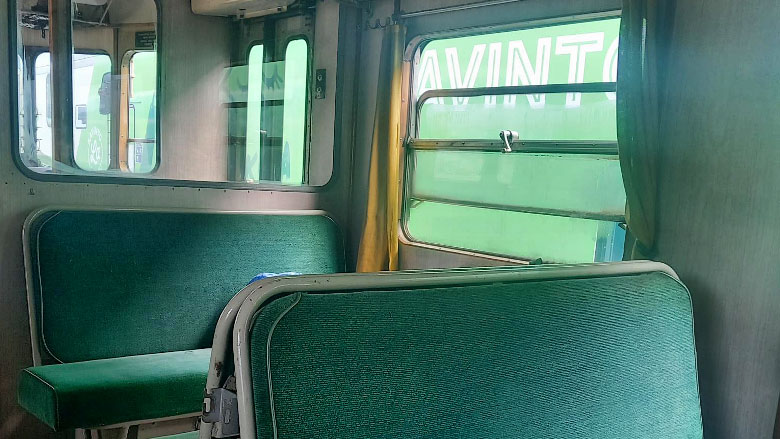 Lättähattu-junan vihreitä penkkejä