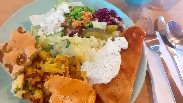 Maissipaneroitu puna-ahven, tartarkastike ja yrtti-perunapaistos