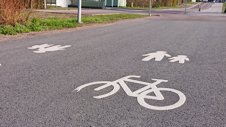 Pyöräily-merkintä tien pinnassa
