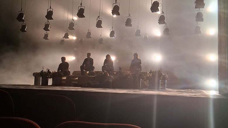 Lättähattu-juna Logomon ratapiha-alueella