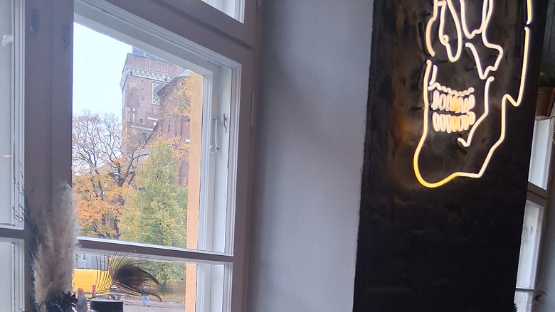 Tuomiokirkko ikkunasta ja Rosterin valaistu pääkallokuvio.