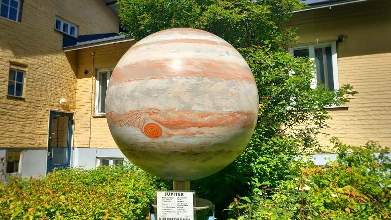 Aurinkokunnan planeetta Neptunus mittasuhteissaan