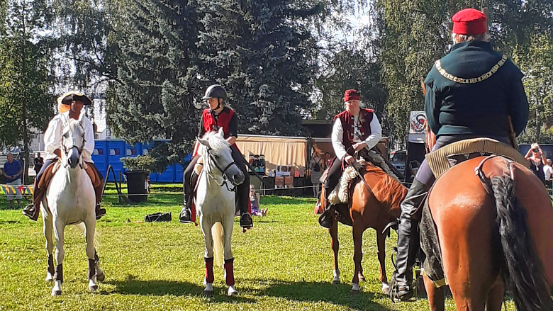 Turnajaisten osanottajia hevosillaan