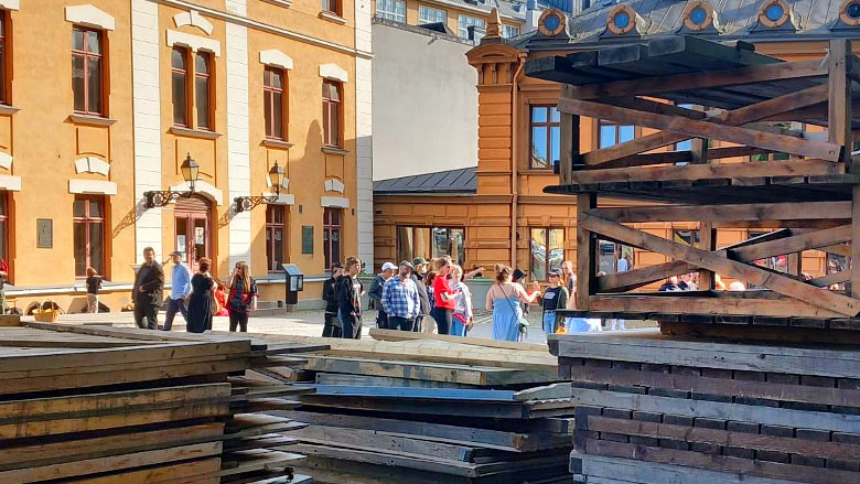 Opastetun kävelykierroksen osallistujia