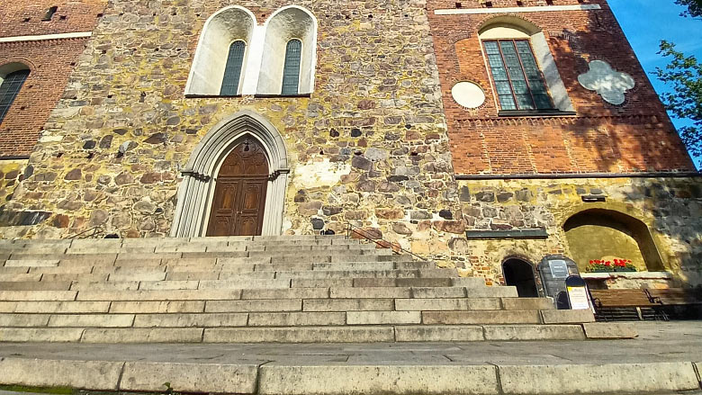 Tuomiokirkon portailla