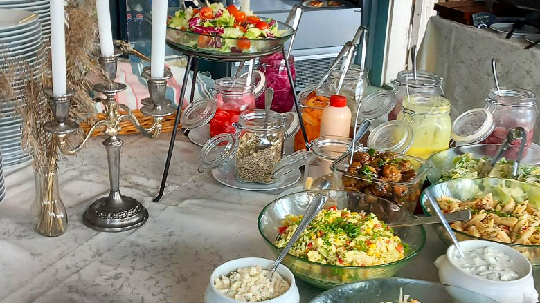 Uittamon paviljongin salaatit