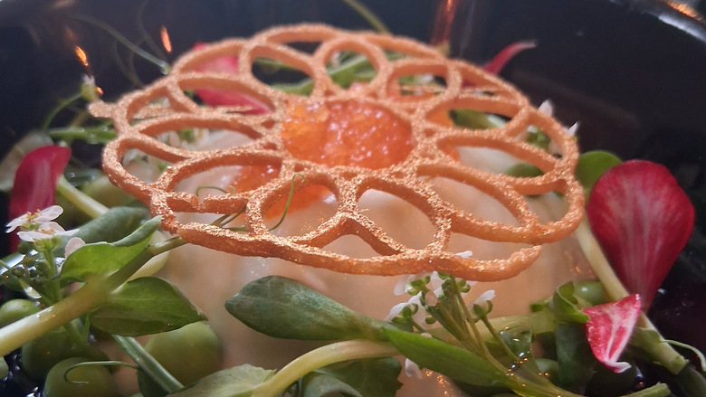 Kukkakaalivanukas, vihreitä kasviksia ja koristeellinen tuillekeksi