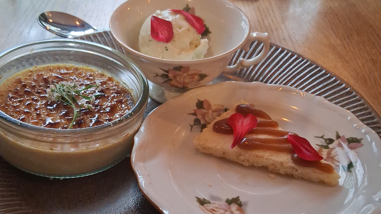 Crème brûlée, jäätelö ja keksi posliiniastioissa
