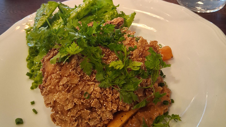 Rapeaa maissikanaa, romesco ja green goddes salaatti.